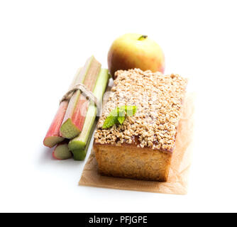 Gâteau aux pommes maison garnie de confiture de rhubarbe et adouci l'avoine isolated on white Banque D'Images