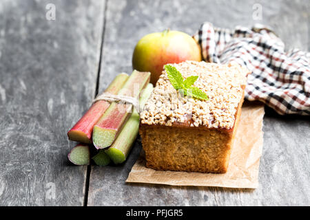 Gâteau aux pommes maison garnie de confiture de rhubarbe et adouci l'avoine isolated on white Banque D'Images