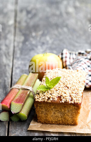 Gâteau aux pommes maison garnie de confiture de rhubarbe et adouci l'avoine isolated on white Banque D'Images