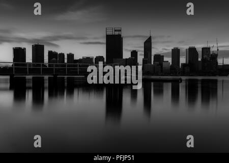 Vue sur la ville de Perth au crépuscule sur la rivière Swan en noir et blanc Banque D'Images