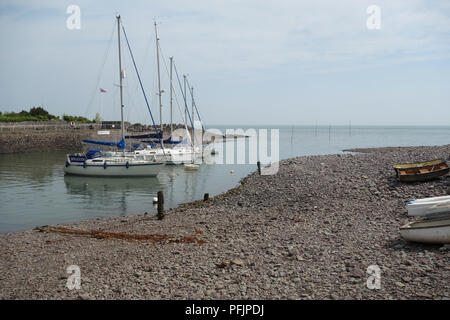 La voile des bateaux amarrés dans le port de Porlock Weir sur le chemin côtier du sud-ouest, Somerset, England, UK. Banque D'Images