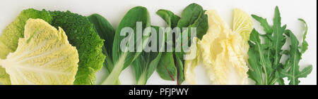 Choix de feuilles de légumes, y compris le chou de Savoie, Pak choi, Red Chard, Chinois et de la fusée de la feuille Banque D'Images