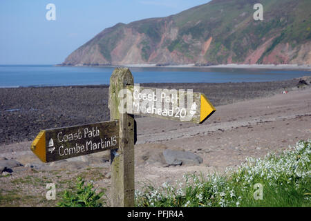 Panneau en bois à Minehead & Combe Martin sur la plage de Lynmouth chemin côtier du sud-ouest du Devon, Angleterre, Royaume-Uni. Banque D'Images