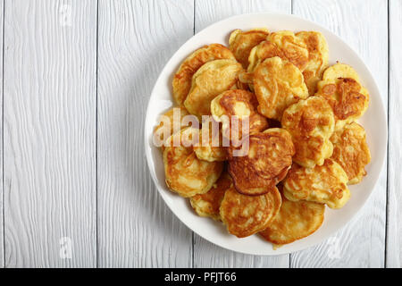 Délicieux yaourt grec - Apple crêpes épaisses et moelleuses et chargé avec des morceaux de fruits juteux, sur plaque blanche sur la table de la cuisine, vue du dessus Banque D'Images