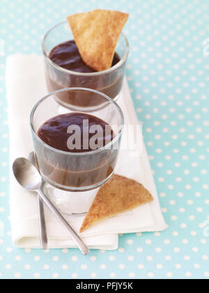 Le pouding au chocolat mexicain servi dans les verres, avec les chips tortilla sucrée Banque D'Images