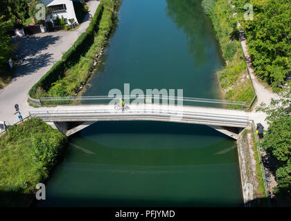 À la recherche sur passerelle au-dessus de la rivière Isar pont canal de Großhesseloher, Munich, Bavière, Allemagne, Europe. Banque D'Images