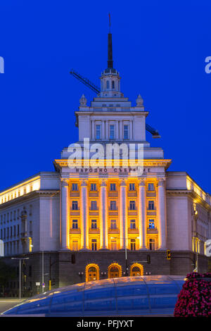 SOFIA, BULGARIE - 21 juillet 2017 : la nuit photo du bâtiment de l'ancien Parti Communiste Chambre à Sofia, Bulgarie Banque D'Images