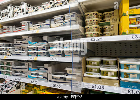 Tartiner de beurre et pour la vente sur les rayons des supermarchés, England, UK Banque D'Images