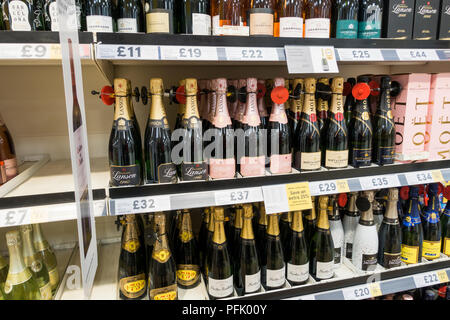 Bouteilles de champagne à l'écran, en vente dans un supermarché Tesco, Royaume-Uni Banque D'Images