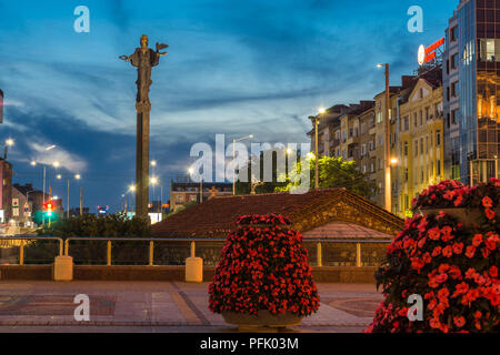 SOFIA, BULGARIE - 21 juillet 2017 : la nuit photo de la place de l'indépendance et de Sainte-sophie monument à ville de Sofia, Bulgarie Banque D'Images