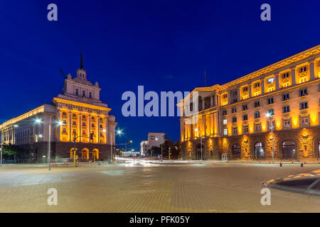 SOFIA, BULGARIE - 21 juillet 2017 : la nuit photo de bâtiments de la présidence et l'ancien Parti Communiste Chambre à Sofia, Bulgarie Banque D'Images