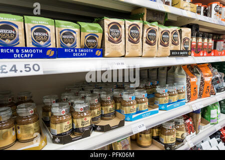 Bocaux et sachets de café à vendre dans un supermarché Tesco, Royaume-Uni Banque D'Images