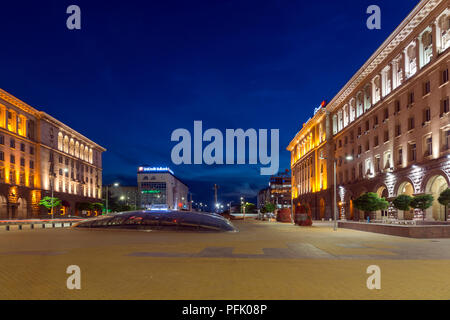 SOFIA, BULGARIE - 21 juillet 2017 : la nuit photo de la place de l'indépendance et de Sainte-sophie monument à ville de Sofia, Bulgarie Banque D'Images