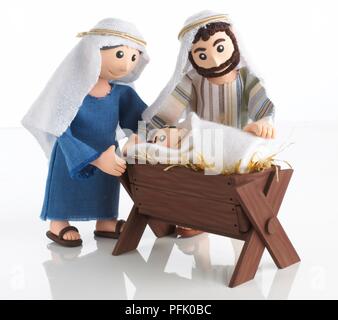 Univers miniatures de Marie, Joseph et l'enfant Jésus dans la crèche Banque D'Images