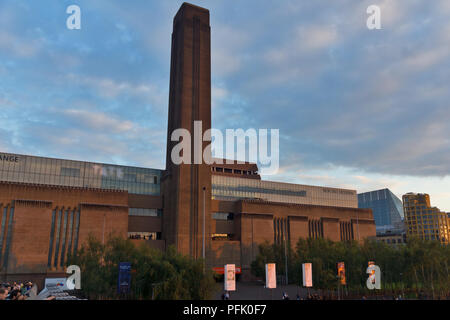 Londres, Angleterre - le 18 juin 2016 : crépuscule sur Tate Modern Gallery de Londres, Royaume-Uni Banque D'Images