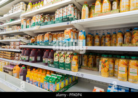 Jus de fruits frais pour la vente dans un supermarché Tesco, UK Banque D'Images