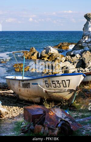 La Bulgarie, Tyulenovo, petit bateau de pêche amarré sur le littoral de la Mer Noire Banque D'Images