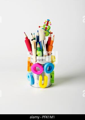 L'étain peut utilisé comme porte-crayons contenant divers crayons, pinceau, vêtements, peg et aimants lettre sur l'extérieur Banque D'Images