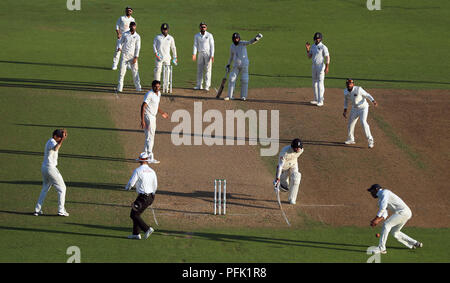 L'Angleterre James Anderson survit à un court appel au cours de la quatrième journée du troisième test match à Specsavers pont Trent, Nottingham. Banque D'Images