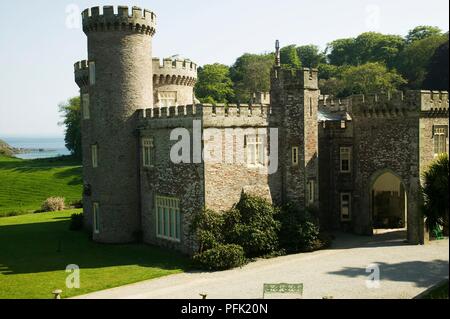 La Grande-Bretagne, l'Angleterre, Cornwall, St Austell, Château de Caerhays, château néo-gothique du 19ème siècle par la mer Banque D'Images