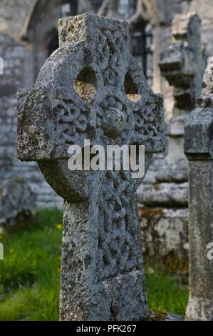 La Grande-Bretagne, l'Angleterre, Cornwall, Altarnun, St Nonna's Church, croix celtique à l'église cimetière, close-up Banque D'Images