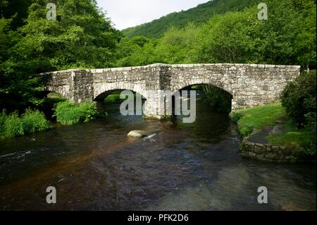 La Grande-Bretagne, l'Angleterre, Devon, Dartmoor National Park, près de Drewsteignton, Fingle Bridge traversant la rivière Teign Banque D'Images