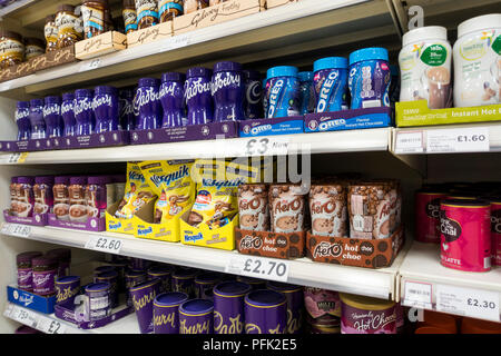 Bocaux et sachets de chocolat chaud sur l'affichage, à la vente dans un supermarché Tesco, Poole, Dorset, UK Banque D'Images