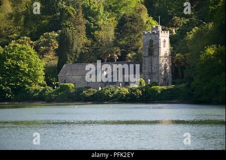La Grande-Bretagne, l'Angleterre, Cornwall, St Just in Roseland, St Just in Roseland Église, sur les rives d'un ruisseau de marée Banque D'Images