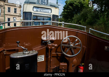 English Le tramway électrique commandes sur le bateau 'Conseil' le surnom donné à un seul paquet open top Blackpool tram qui fonctionne à Crich Tramway Village Banque D'Images