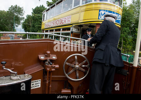 Les conducteurs de tram de la remise du marqueur en caoutchouc. Il est utilisé pour indiquer qu'un tramway est sur la ligne simple Banque D'Images