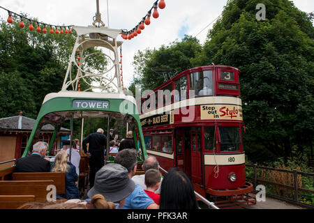 À bord du bateau '' le surnom donné à un seul paquet open top Blackpool tram qui fonctionne à Crich Tramway Village, Derbyshire Leeds n° 180 passe Banque D'Images
