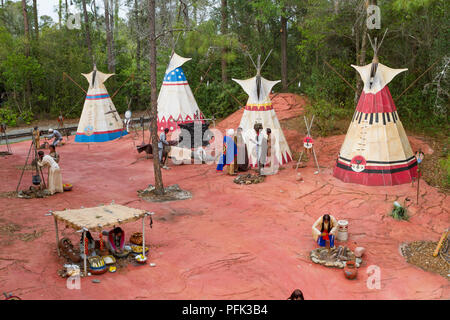 Village amérindien vu de la Liberty Belle Rover bateau dans le Royaume Magique, Walt Disney World, Orlando, Floride. Banque D'Images