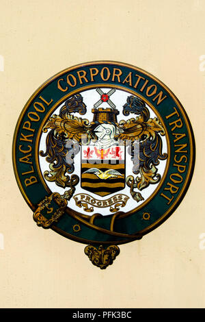Détail des armoiries logo sur le côté de la "Voile" un surnom donné à un seul paquet open top Blackpool tram qui fonctionne à Crich Banque D'Images