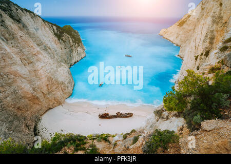 Vue à couper le souffle d'épave de milieu de plage de Navagio de sable entourée d'eau salée de la mer azure turquoise profond et immense falaise blanche des roches calcaires. L'île de Zakynthos, Grèce Banque D'Images