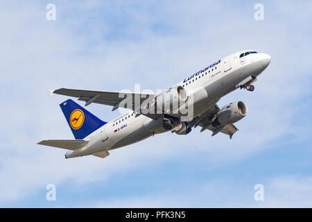 D-AKNJ Lufthansa Airbus A319-112 décollant de l'aéroport de Manchester Banque D'Images