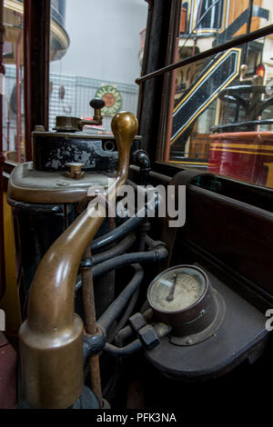 Les contrôles sur l'une des pièces qui sont stockés dans le tram cabanes et certains attendent leur tour pour l'utilisation dans Crich Tramway Village, Derbyshire. Banque D'Images