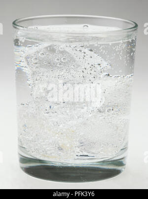 Verre d'eau gazeuse et des glaçons. Banque D'Images
