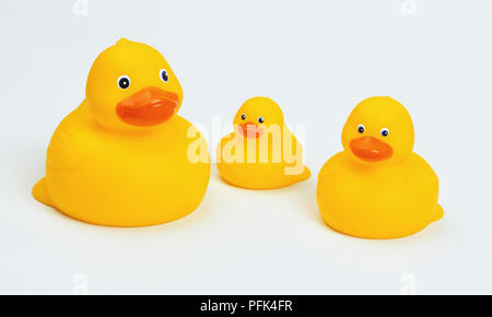 Trois canards en plastique jaune Banque D'Images