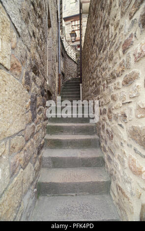 France, Normandie, Mont Saint Michel, Grande Rue, étroit escalier en pierre Banque D'Images