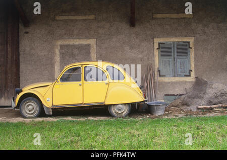 France, Alsace, jaune Citroen 2CV Banque D'Images