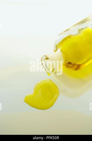 Des gouttes d'huile d'aromathérapie jaune bouteille de verre, close-up Banque D'Images