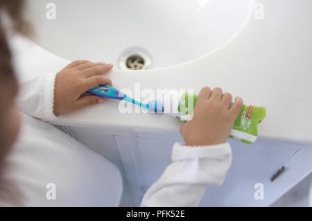 Presser la pâte dentifrice sur une brosse à dents Banque D'Images