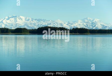 USA, Alaska, de la baie de Yakutat, vue sur le littoral avec des montagnes neige-couvertes dans l'arrière-plan Banque D'Images