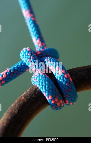 Tour mort et deux demi-clefs, un type de nœud d'attelage, attachées autour d'une barre métallique, close-up Banque D'Images