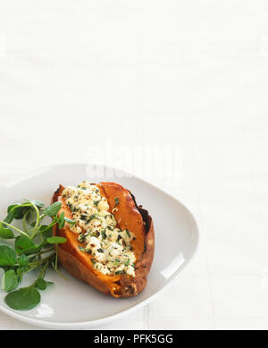 Farci de pommes de terre au four à la feta Banque D'Images