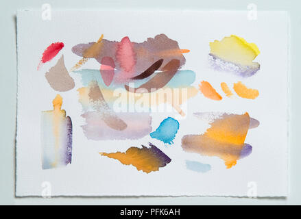 Pinceau aquarelle en couleur sur papier blanc Banque D'Images