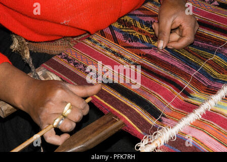 Le Pérou, la vallée de Lares, tissu coloré Femme tissant, close-up Banque D'Images