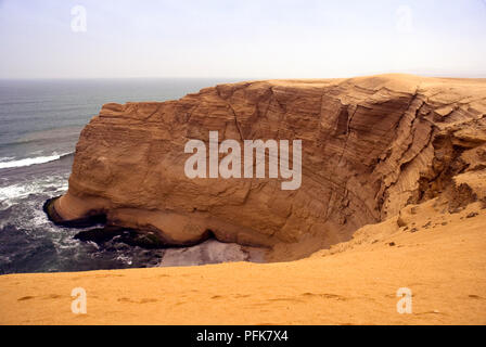 Le Pérou, l'Ica, la réserve nationale de Paracas, vue sur la mer dans les falaises de siltite Banque D'Images