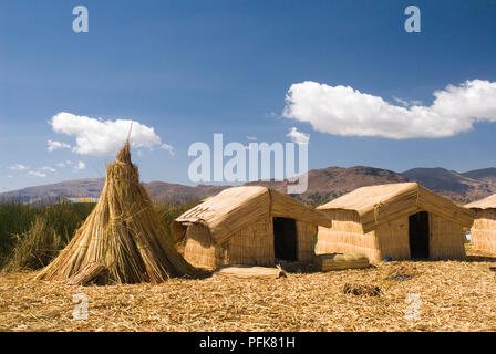 Le Pérou, le Lac Titicaca, les îles flottantes Uros, maisons faites de roseaux Banque D'Images