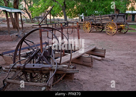 ARIZONA - style ancien d'outils agricoles et d'un wagon à l'affiche au Ranch de Dell dans le seul Ferry Lees domaine de Glen Canyon National Recreation Area. Banque D'Images